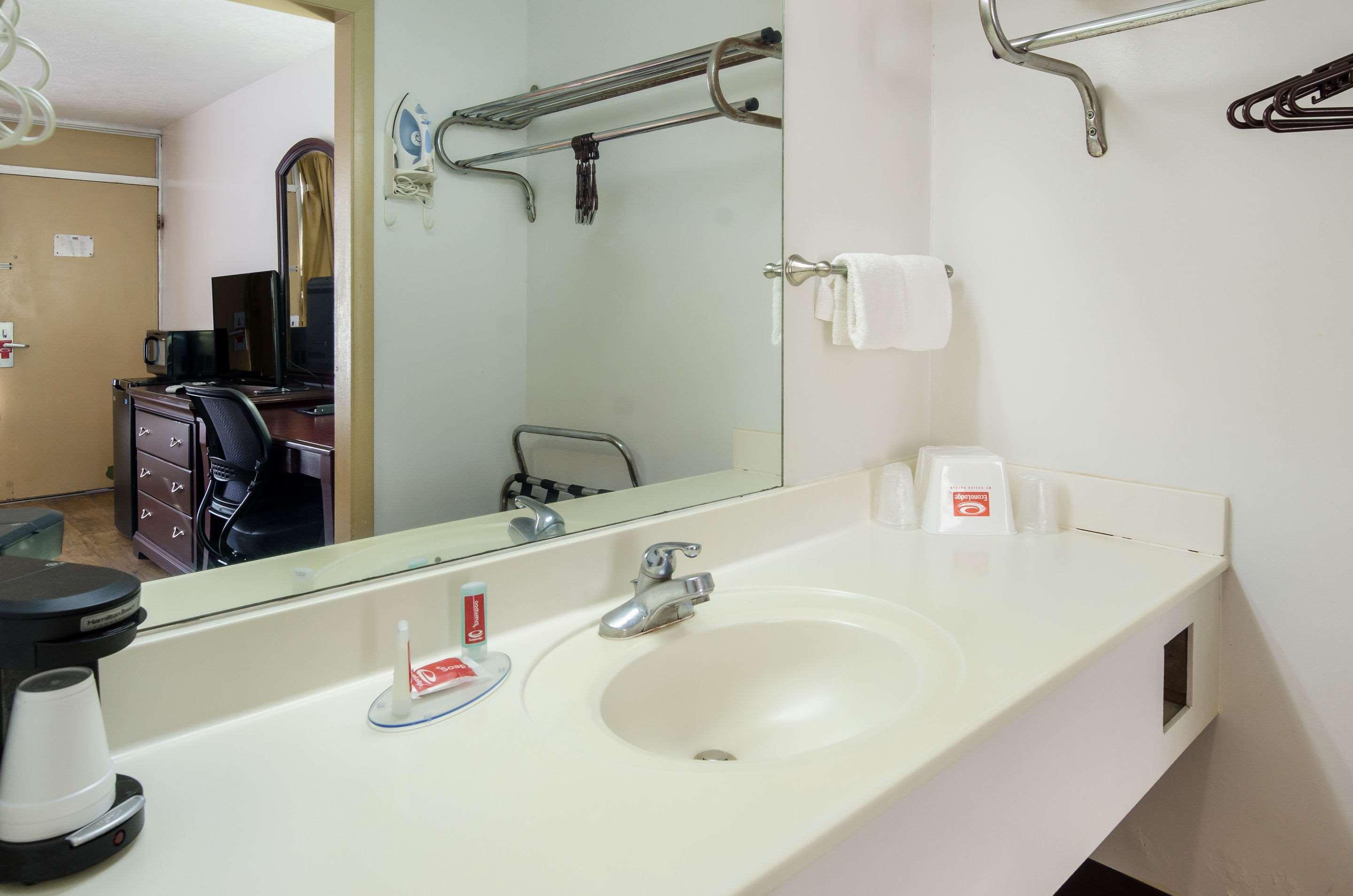 Econo Lodge Marion I-81 Экстерьер фото