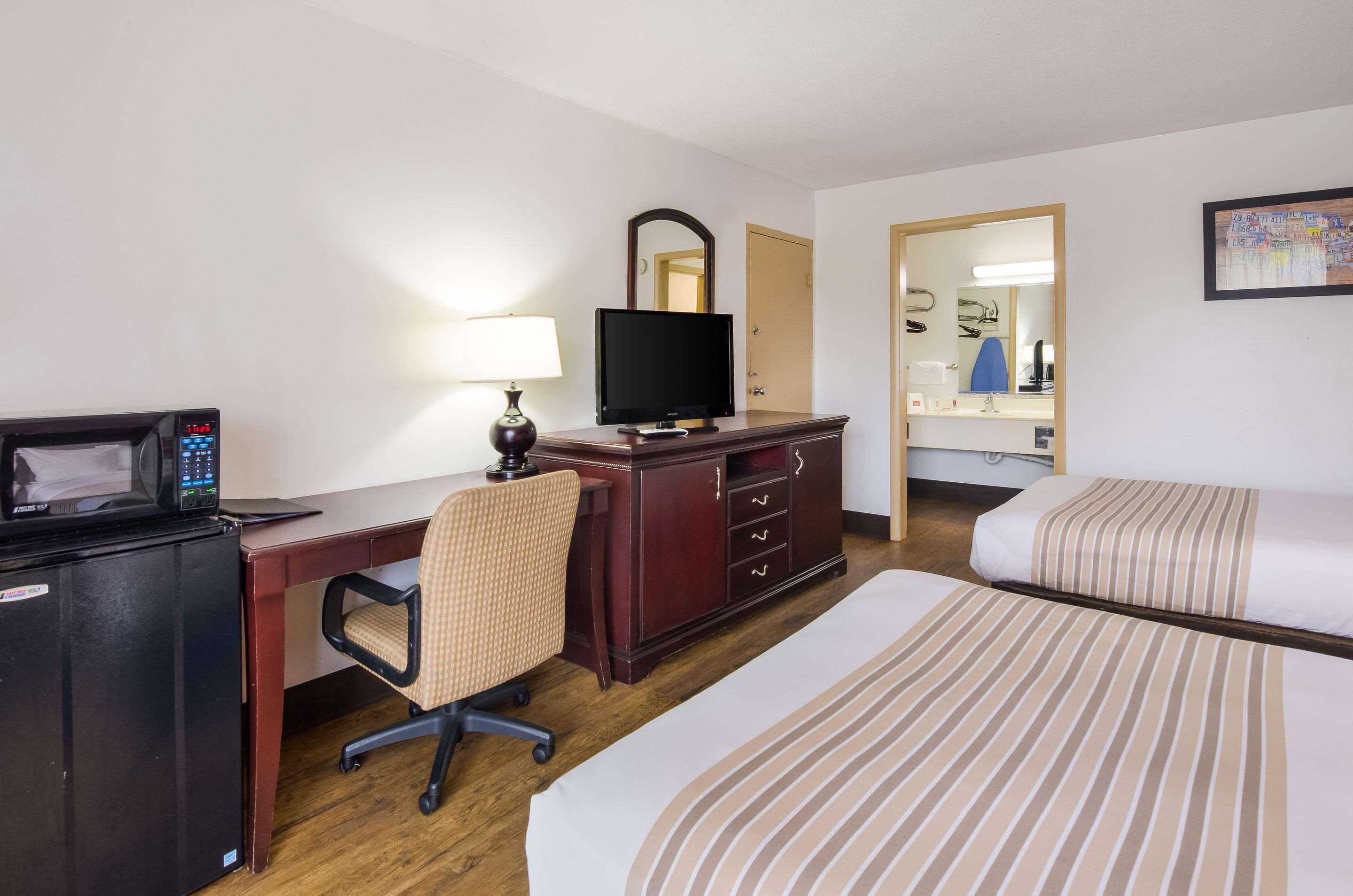 Econo Lodge Marion I-81 Экстерьер фото