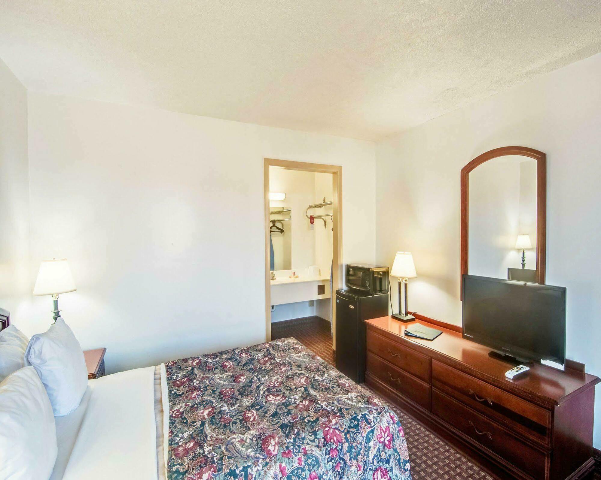 Econo Lodge Marion I-81 Экстерьер фото